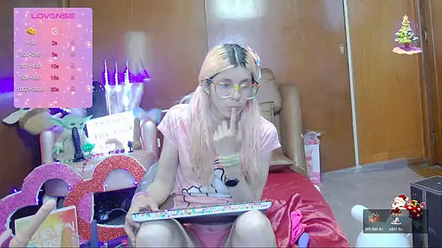 Snapshot of Skinygirl chatting on 03-21-25, 12:29 Skinygirl online show from 03-21-25, 12:29
