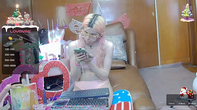 Snapshot of Skinygirl chatting on 02-26-25, 02:19 Skinygirl online show from 02-26-25, 02:19