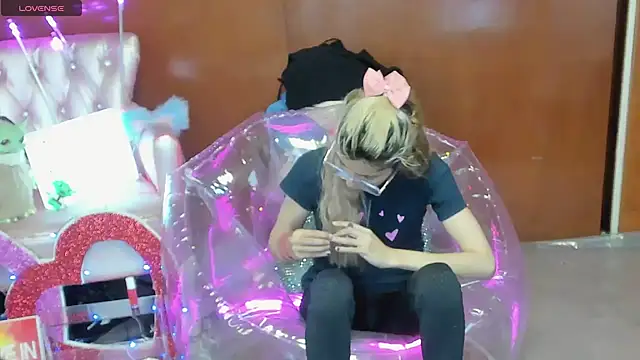 Skinygirl online show from 02-12-26, 11:37