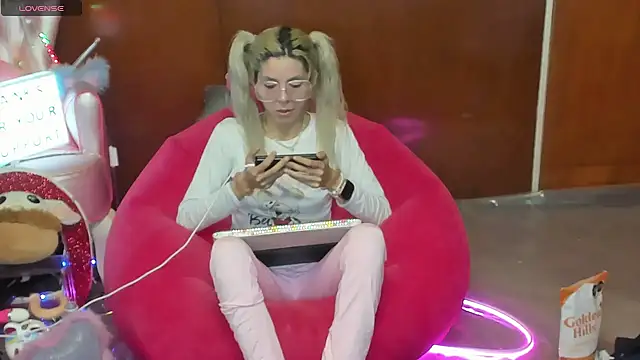 Skinygirl online show from 06-15-26, 12:22