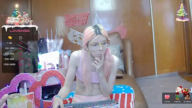 Snapshot of Skinygirl chatting on 02-25-25, 11:15 Skinygirl online show from 02-25-25, 11:15