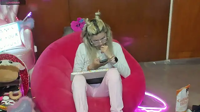 Skinygirl online show from 06-16-26, 12:43