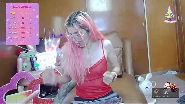 Snapshot of Skinygirl chatting on 10-11-25, 12:33 Skinygirl online show from 10-11-25, 12:33