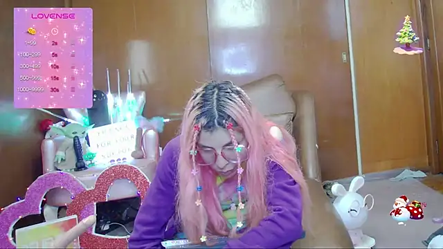 Snapshot of Skinygirl chatting on 10-10-25, 01:39 Skinygirl online show from 10-10-25, 01:39