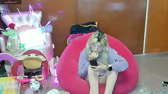 Skinygirl online show from 07-12-26, 11:49