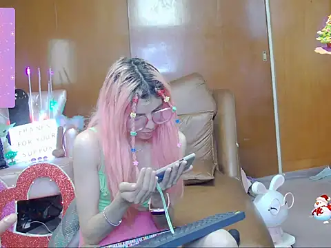 Snapshot of Skinygirl chatting on 10-15-25, 12:09 Skinygirl online show from 10-15-25, 12:09
