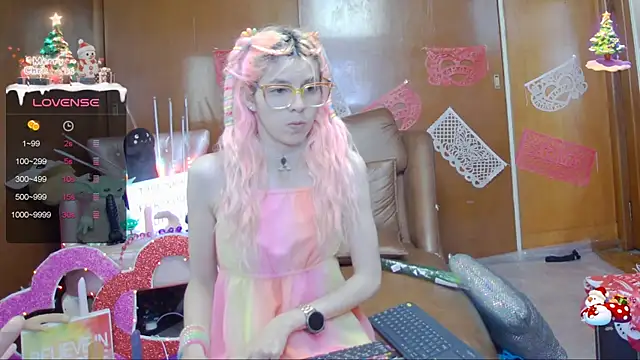 Snapshot of Skinygirl chatting on 02-12-25, 11:09 Skinygirl online show from 02-12-25, 11:09