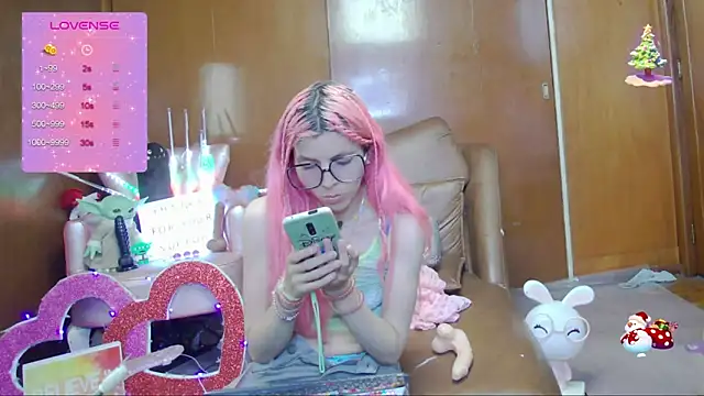 Snapshot of Skinygirl chatting on 09-10-25, 12:31 Skinygirl online show from 09-10-25, 12:31