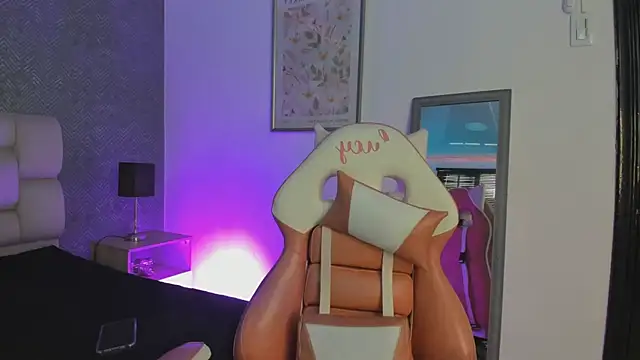 Snapshot of lucy_neil chatting on 09-17-25, 07:05 lucy neil online show from 09-17-25, 07:05