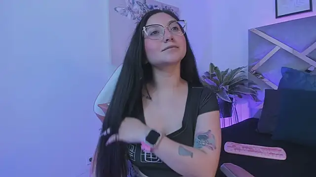 Snapshot of lucy_neil chatting on 10-21-25, 02:33 lucy neil online show from 10-21-25, 02:33