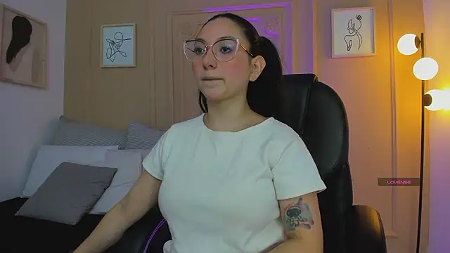 Snapshot of lucy_neil chatting on 02-05-26, 02:40 lucy neil online show from 02-05-26, 02:40