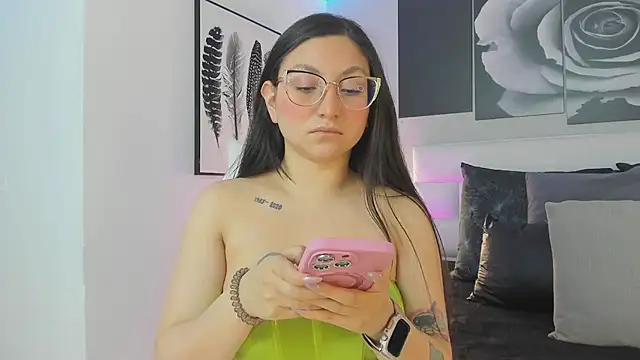 Snapshot of lucy_neil chatting on 10-03-25, 07:04 lucy neil online show from 10-03-25, 07:04