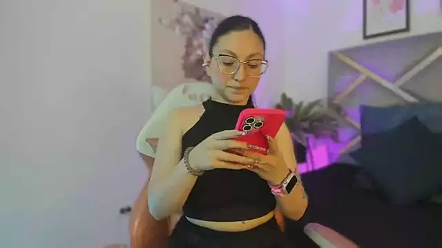 Snapshot of lucy_neil chatting on 10-23-25, 02:32 lucy neil online show from 10-23-25, 02:32