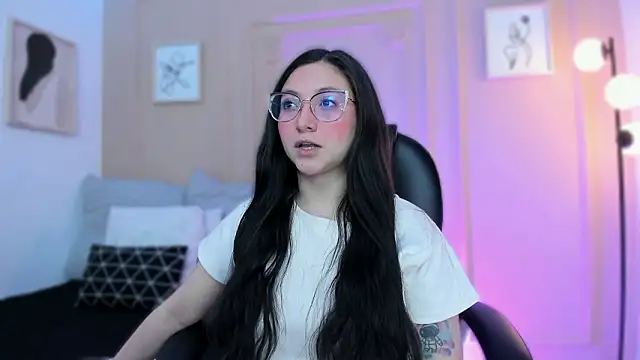 Snapshot of lucy_neil chatting on 02-26-26, 02:33 lucy neil online show from 02-26-26, 02:33