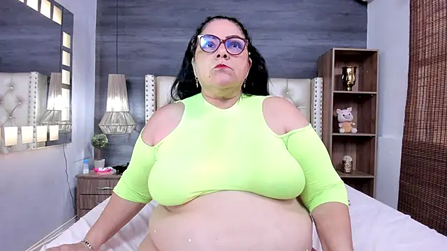Snapshot of mommy_cute chatting on 05-25-26, 08:29 mommy cute online show from 05-25-26, 08:29