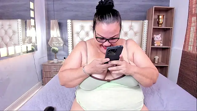 Snapshot of mommy_cute chatting on 07-10-26, 03:12 mommy cute online show from 07-10-26, 03:12