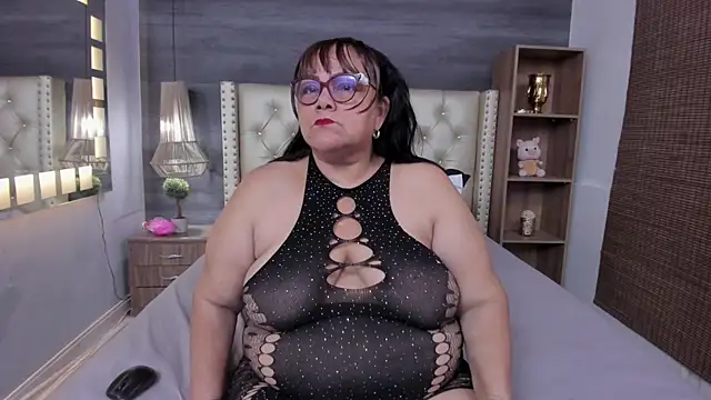 Snapshot of mommy_cute chatting on 06-25-26, 03:15 mommy cute online show from 06-25-26, 03:15