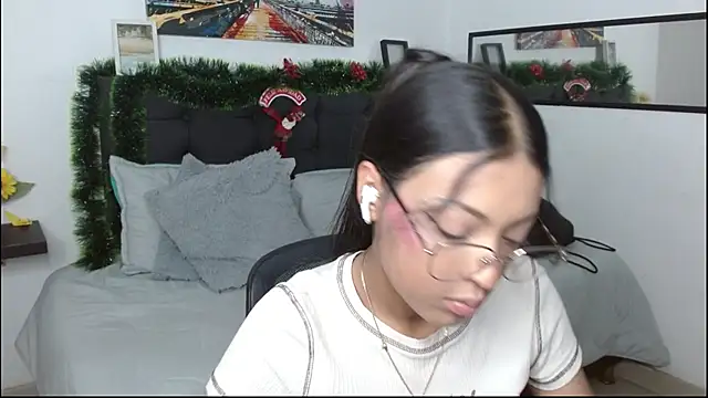 vaness weet online show from 12-19-25, 08:44