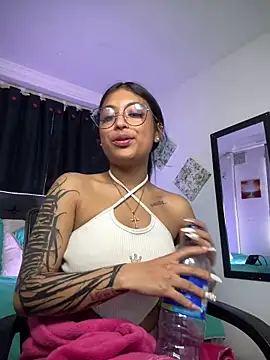 Snapshot of vaness_weet chatting on 02-11-25, 05:18 vaness weet online show from 02-11-25, 05:18