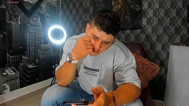 Leonsmoron online show from 11-30-25, 06:19