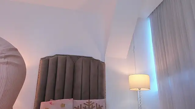 Snapshot of Emma_Torres__ chatting on 05-24-26, 11:32 Emma Torres online show from 05-24-26, 11:32