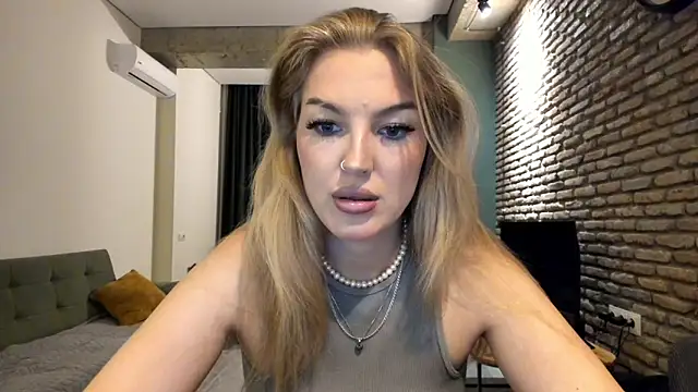 Snapshot of fifteenpoem chatting on 06-15-26, 02:34 fifteenpoem online show from 06-15-26, 02:34