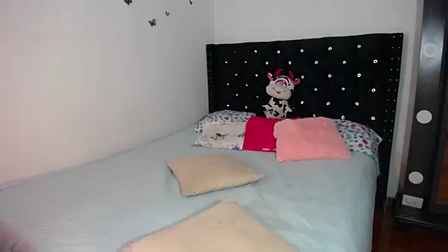 Snapshot of BellaKarla chatting on 10-17-25, 07:59 BellaKarla online show from 10-17-25, 07:59