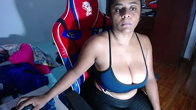 Snapshot of BellaKarla chatting on 03-13-26, 11:43 BellaKarla online show from 03-13-26, 11:43