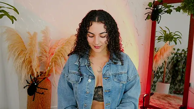 Snapshot of merida_bell18 chatting on 10-21-25, 10:36 merida bell18 online show from 10-21-25, 10:36