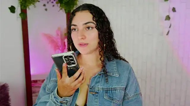 Snapshot of merida_bell18 chatting on 09-27-25, 11:11 merida bell18 online show from 09-27-25, 11:11