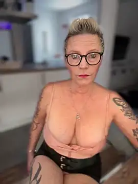 German Milf online show from 10-18-25, 01:02