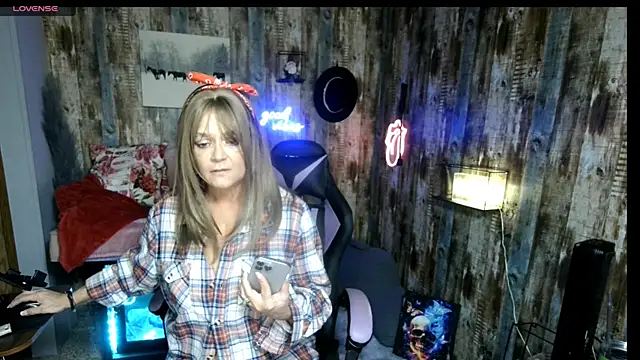 Snapshot of cowgirlc chatting on 11-12-25, 02:59 cowgirlc online show from 11-12-25, 02:59