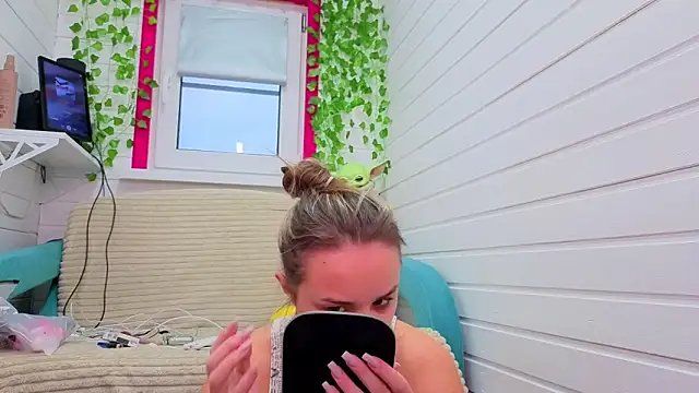 Misss Vikk online show from 11-20-25, 06:36