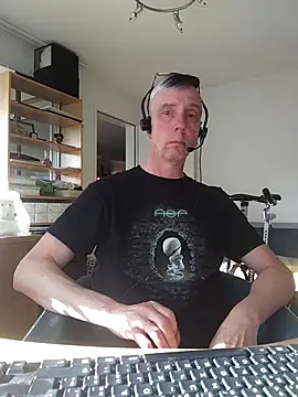 Snapshot of seelengleich chatting on 10-21-25, 01:43 seelengleich online show from 10-21-25, 01:43