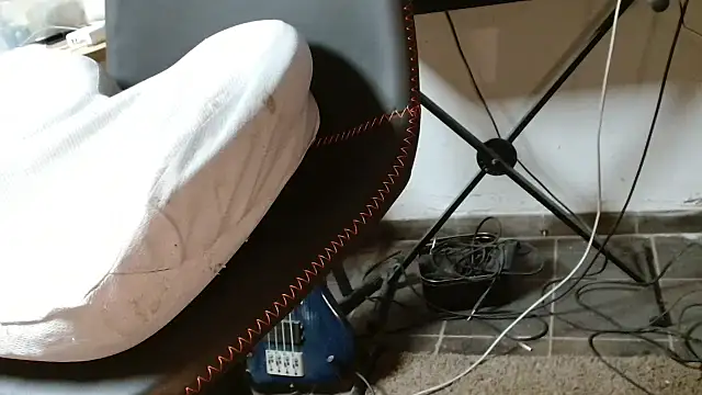 Snapshot of blow2gold chatting on 10-04-25, 01:56 blow2gold online show from 10-04-25, 01:56