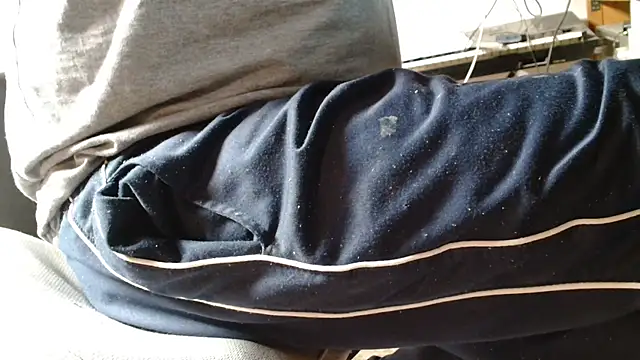 Snapshot of blow2gold chatting on 10-15-25, 08:11 blow2gold online show from 10-15-25, 08:11