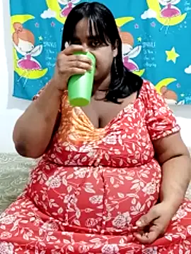 Snapshot of SusanaEshwar chatting on 02-14-26, 10:43 SusanaEshwar online show from 02-14-26, 10:43