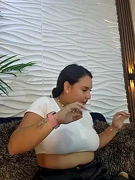 Snapshot of LizzRouse chatting on 10-03-25, 10:00 LizzRouse online show from 10-03-25, 10:00