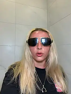Snapshot of Strongqueen chatting on 06-08-26, 08:31 Strongqueen online show from 06-08-26, 08:31