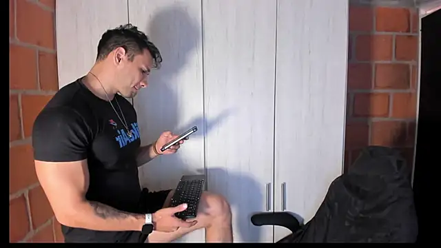 Snapshot of GendersonFit chatting on 07-15-26, 10:28 GendersonFit online show from 07-15-26, 10:28