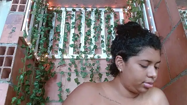 Snapshot of belindathompson chatting on 01-10-25, 05:34 belindathompson online show from 01-10-25, 05:34
