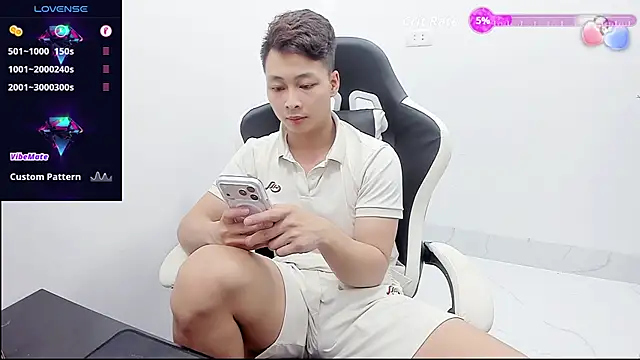 Snapshot of Naughty--asian chatting on 05-03-26, 05:23 Naughty--asian online show from 05-03-26, 05:23
