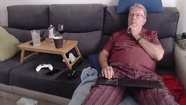 Snapshot of Nudelschwanz chatting on 04-25-26, 03:31 Nudelschwanz online show from 04-25-26, 03:31