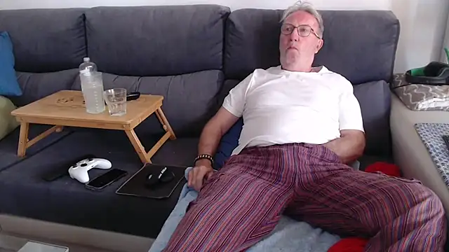 Snapshot of Nudelschwanz chatting on 05-01-26, 01:38 Nudelschwanz online show from 05-01-26, 01:38