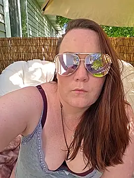 Snapshot of BBWQUEENBEEE chatting on 06-16-26, 12:21 BBWQUEENBEEE online show from 06-16-26, 12:21