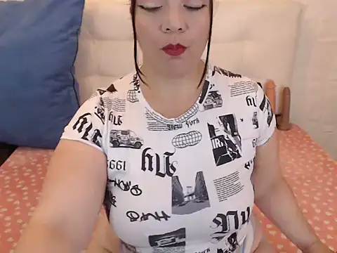 Snapshot of Angiee_BBW chatting on 03-11-25, 05:57 Angiee BBW online show from 03-11-25, 05:57