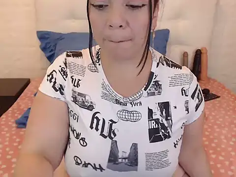 Snapshot of Angiee_BBW chatting on 03-11-25, 09:04 Angiee BBW online show from 03-11-25, 09:04