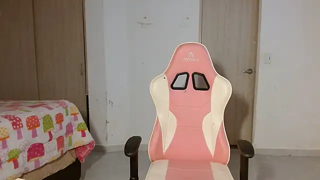 Snapshot of GiltRosebush chatting on 01-06-26, 08:24 GiltRosebush online show from 01-06-26, 08:24