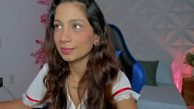 Snapshot of cora_22 chatting on 04-09-26, 01:06 cora 22 online show from 04-09-26, 01:06