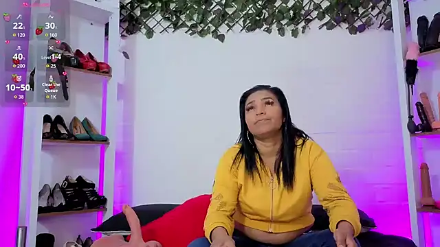 louise nails online show from 04-11-26, 01:15